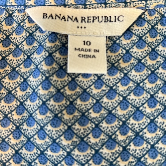 Banana Republic sleeveless top, size 10. Side zipper - Picture 4 of 5